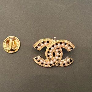 Brooch with black stones and pearls